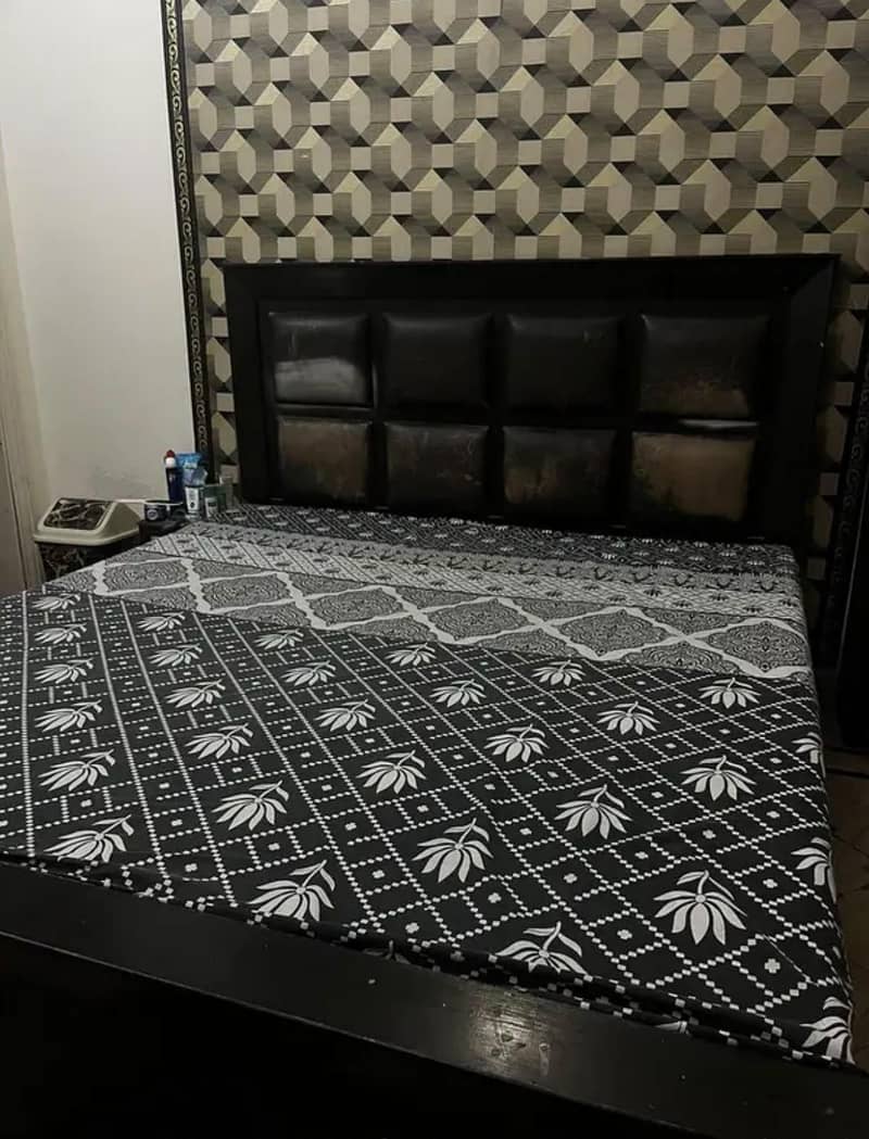 King size bed 0