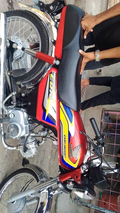 CD 70 bike red