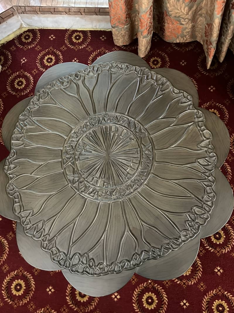 Centre table  size 3' x 3' 4