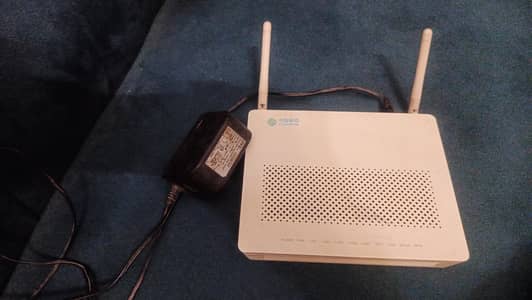 Huawei EchoLife HG8546M wifi router with adapter