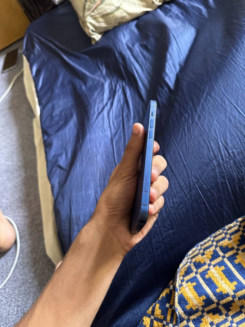 Apple iPhone 12 4