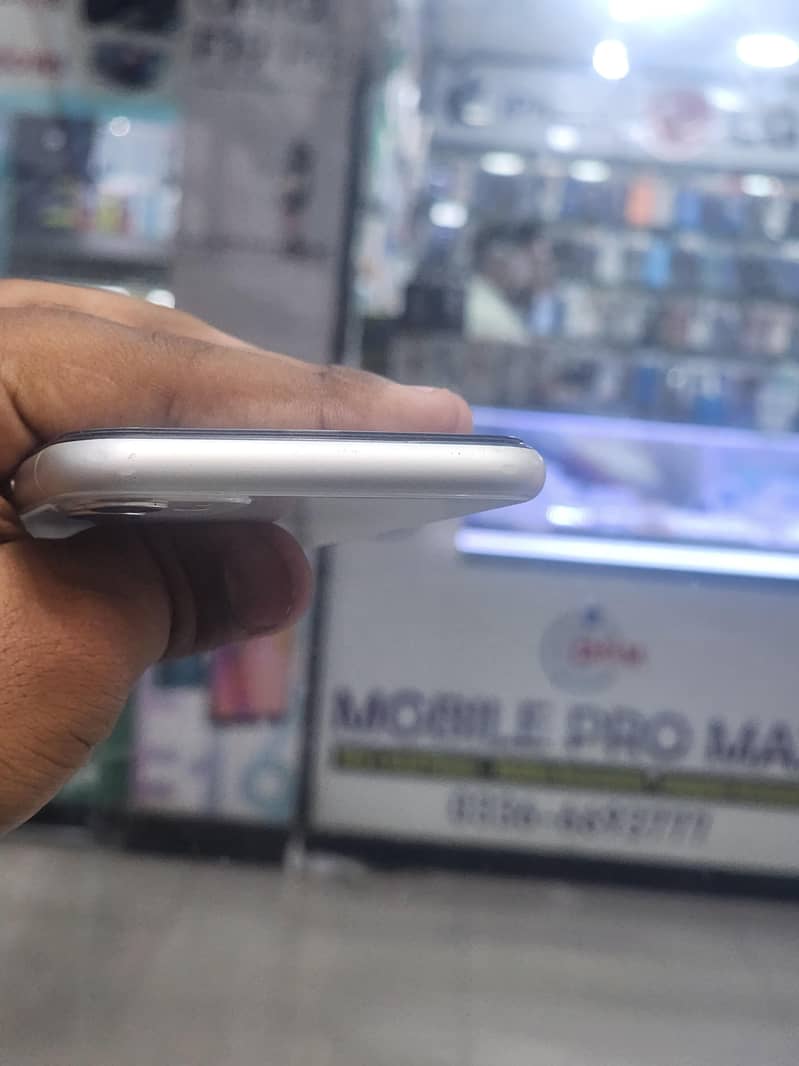 Apple iPhone 11 3