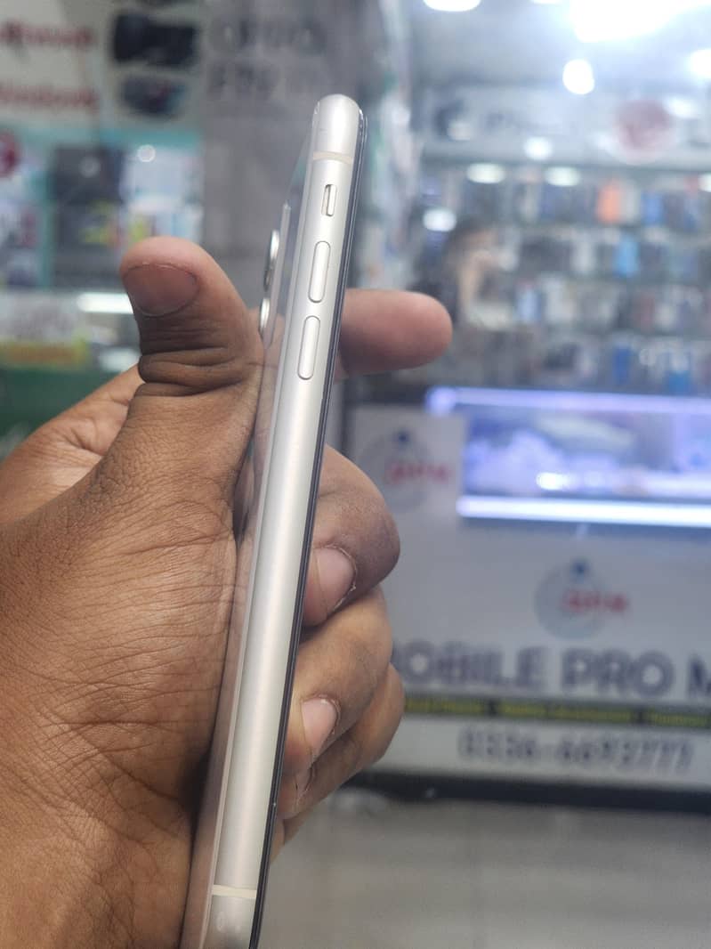 Apple iPhone 11 4