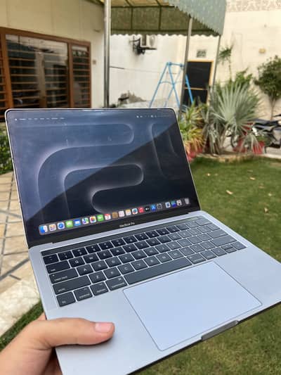 Apple macbook pro 2017 touch bar /16 GB Ram /512 SSD /Retina Display