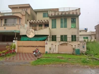 I-8 Beautiful Upper Portion With Servant For Rent