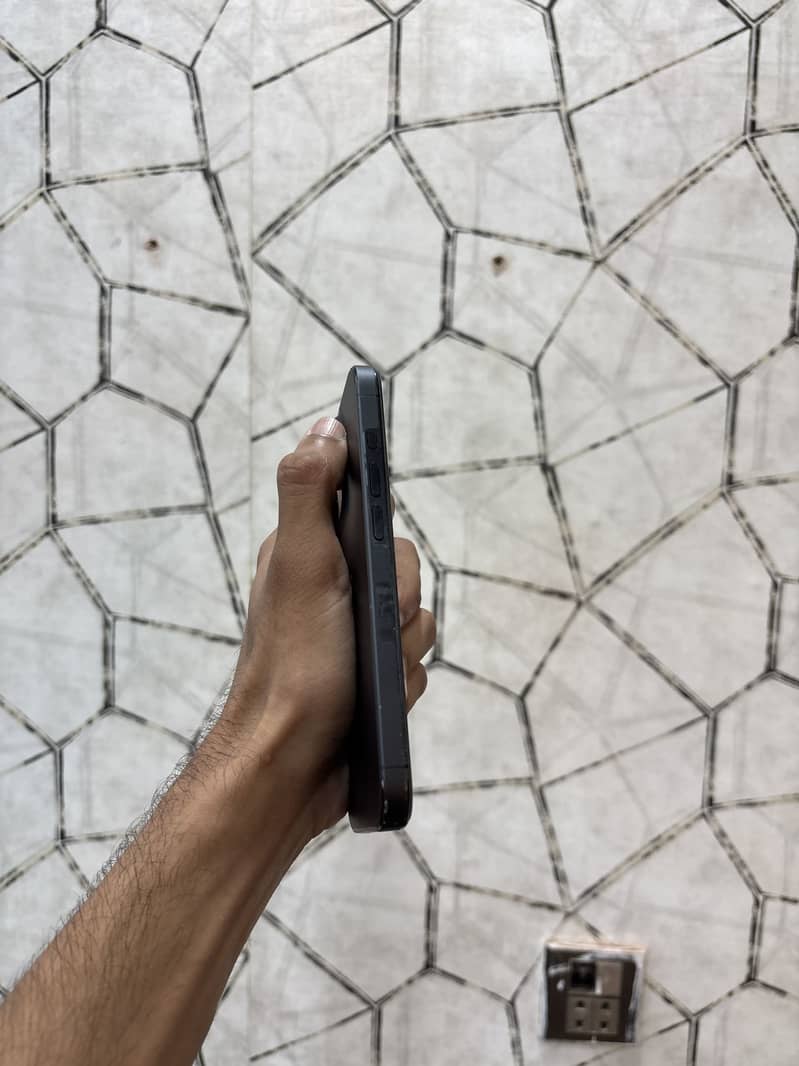 iPhone 15 pro 4