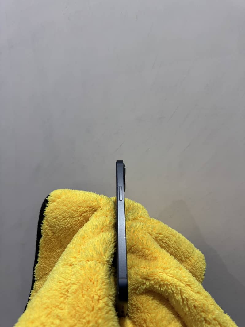 Apple iPhone 13 2