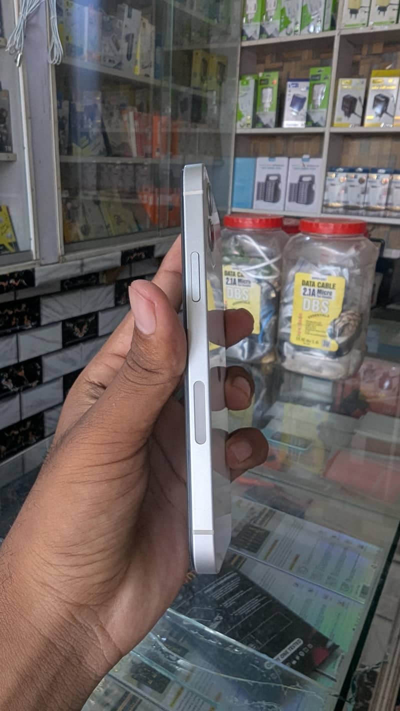 Apple iPhone 12 4