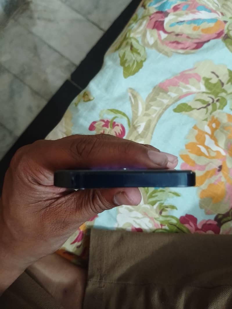 Apple iPhone 12 3