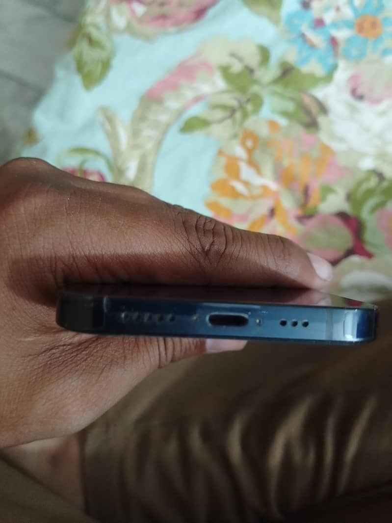Apple iPhone 12 4