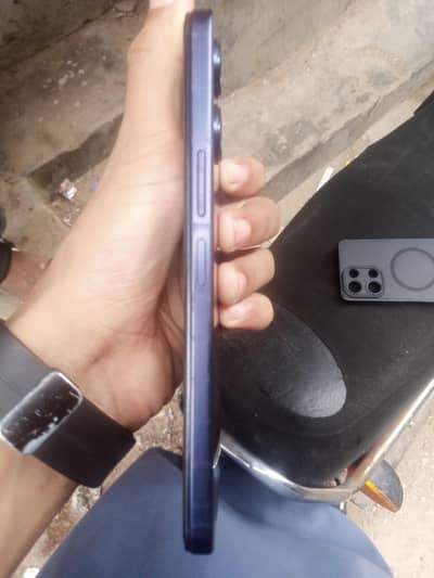 VivoY05 4 +4 ram 128 GB 10 by 10 ha full warranty hai  complete box