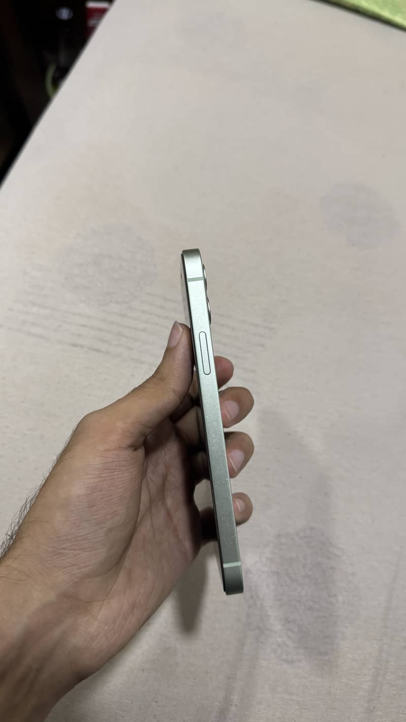 Apple iPhone 12 4