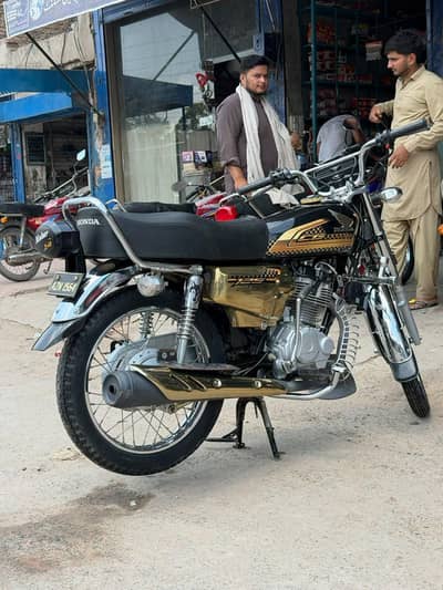 125 self start golden color 10/10 condition all ok ha bilkul saaf ha