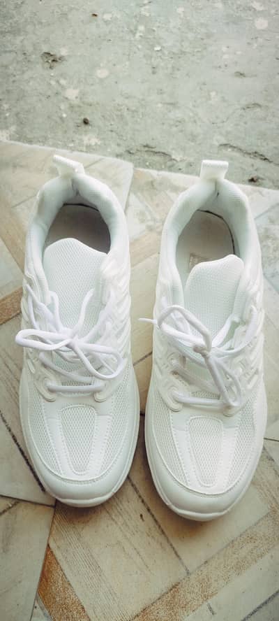 Unisex/White Sneakers/Joggers/Sports shoes/Imported For sale 43/9