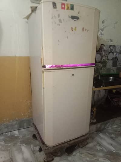 Hier fridge best cooling burf b jamata hai.
