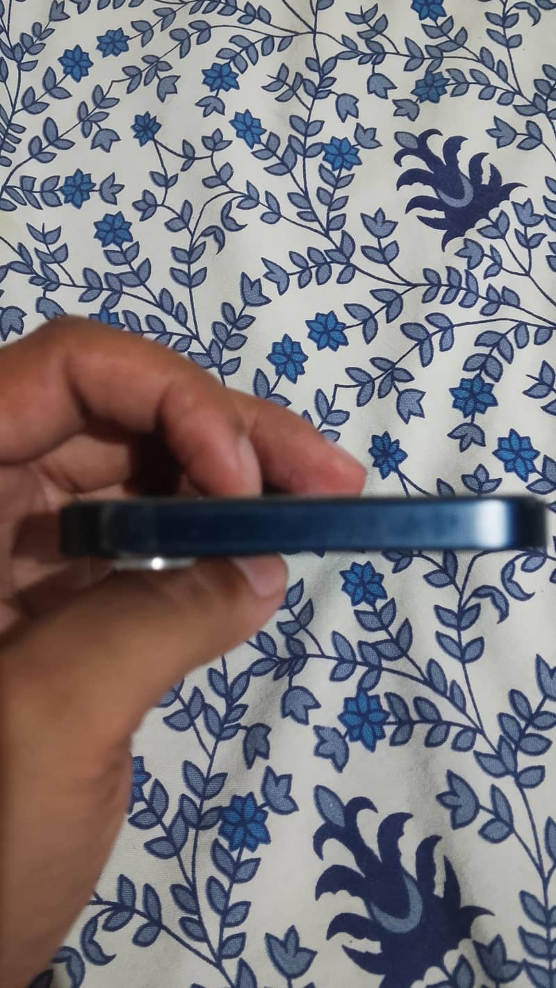 Apple iPhone 12 4