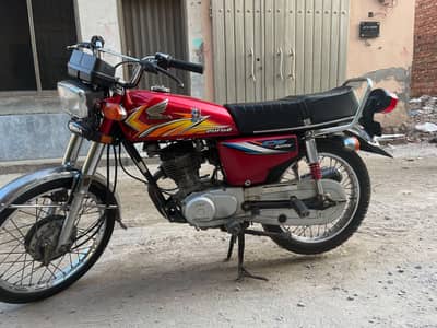 Honda 125 red