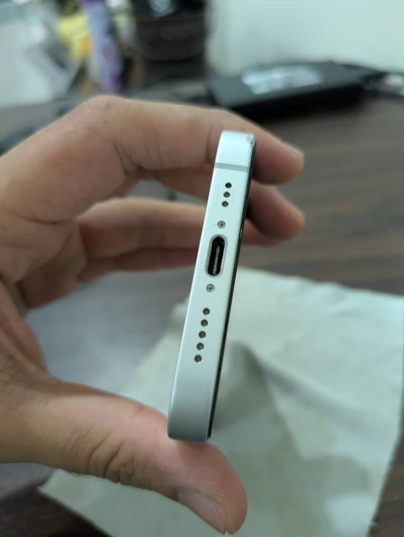 Apple iPhone 16e 1