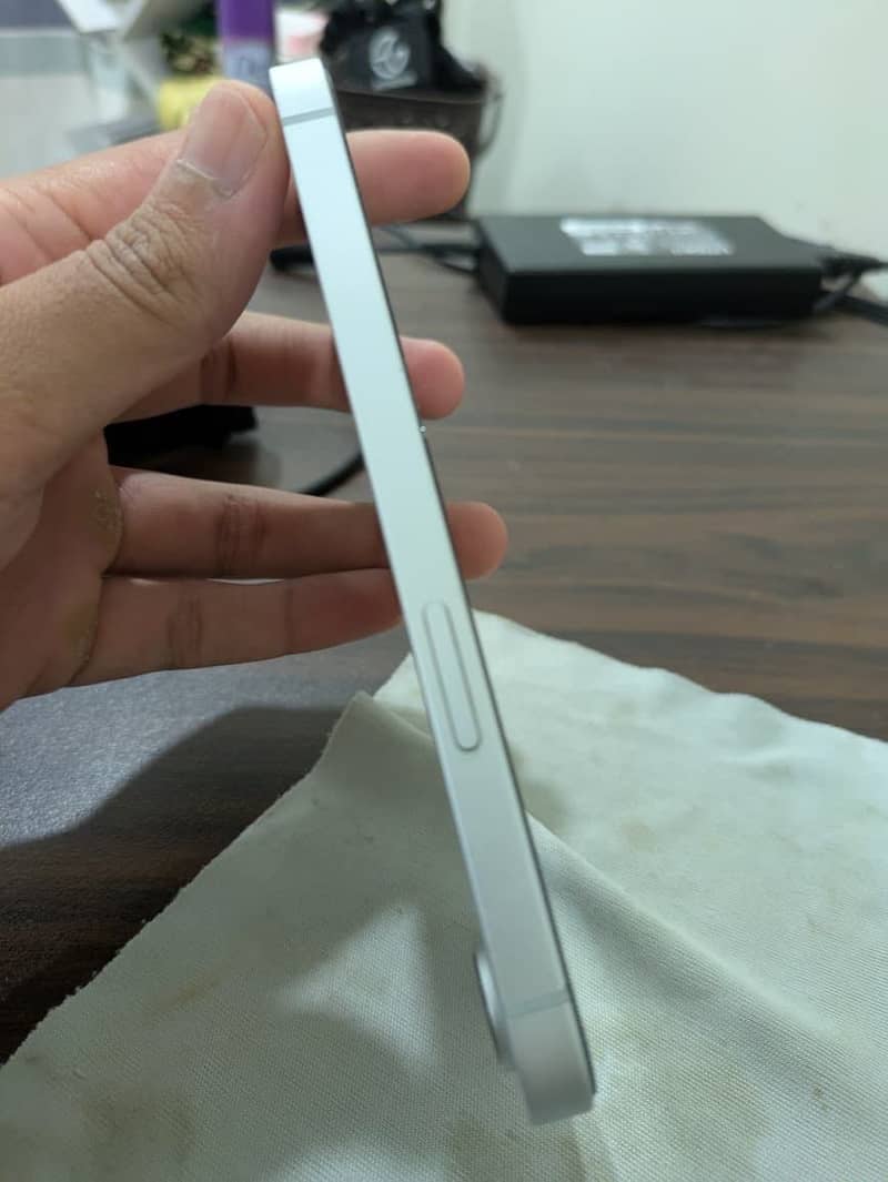Apple iPhone 16e 4