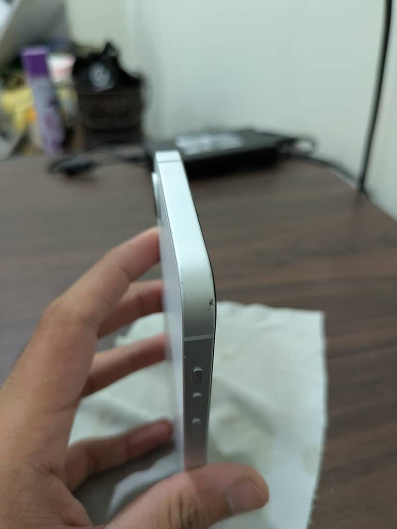 Apple iPhone 16e 5