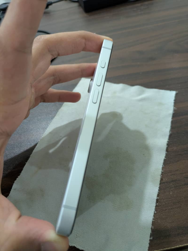 Apple iPhone 16e 6