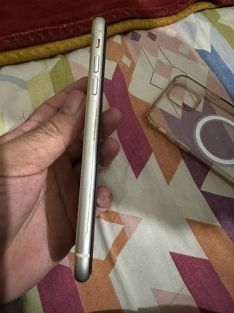 Apple iPhone 11 4