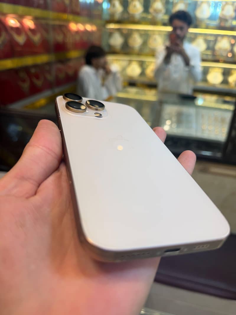 Apple iPhone 16 Pro Max 2
