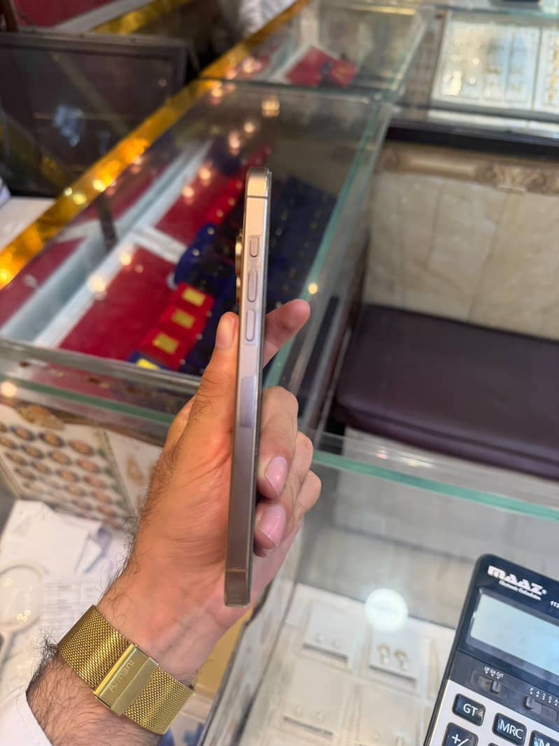 Apple iPhone 16 Pro Max 3