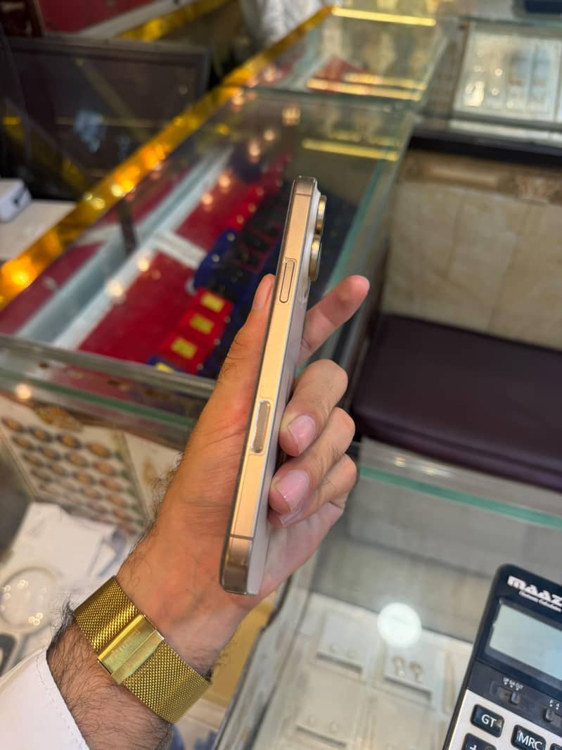 Apple iPhone 16 Pro Max 4