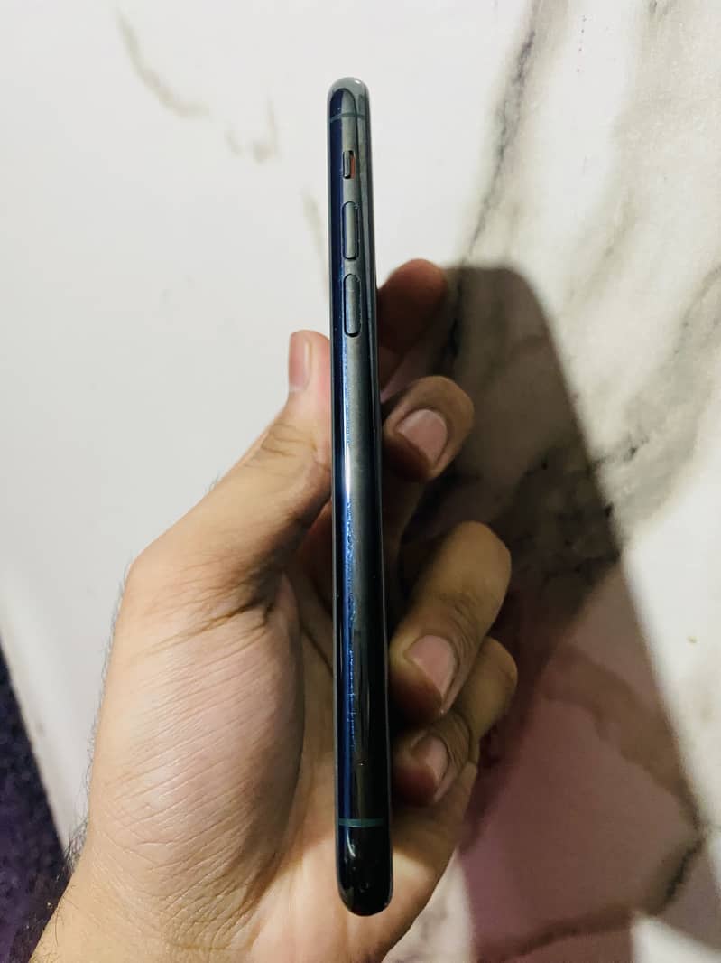 Apple iPhone 11 Pro 4
