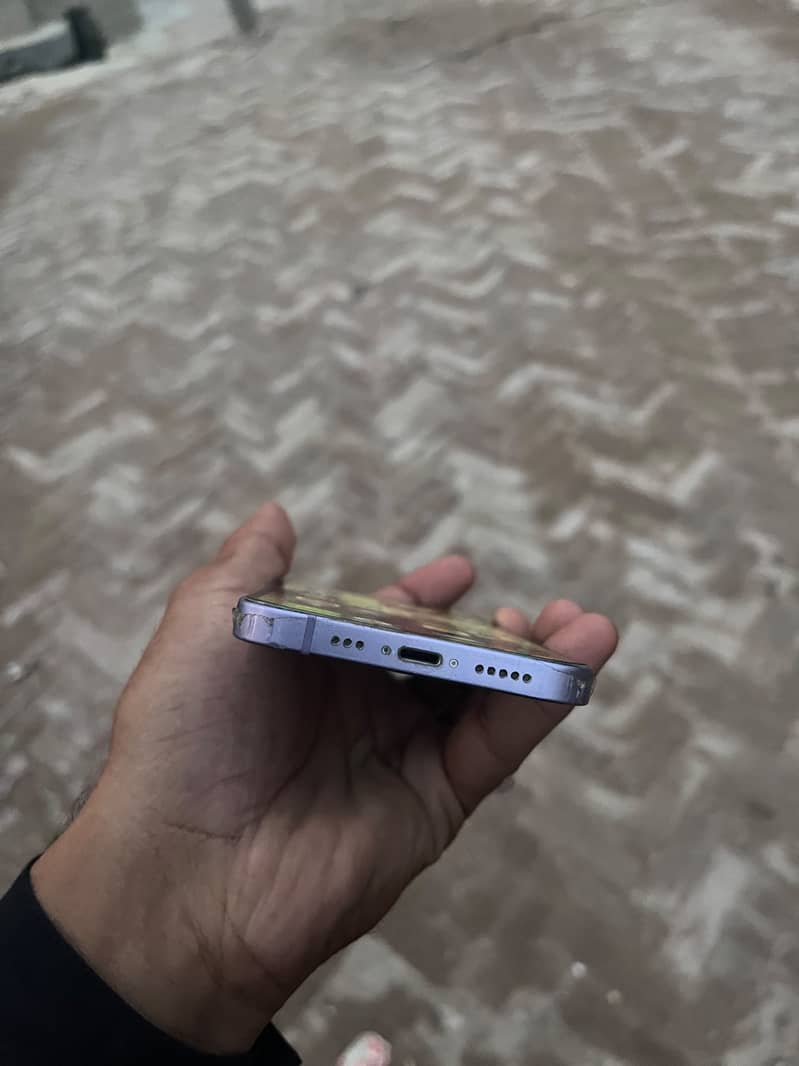 Apple iPhone 12 4