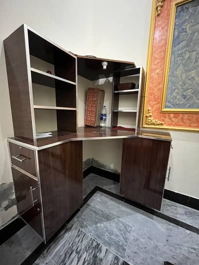 CORNER WITH STUDY TABLE