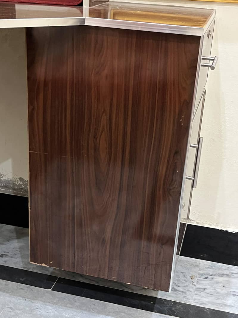 CORNER WITH STUDY TABLE 1