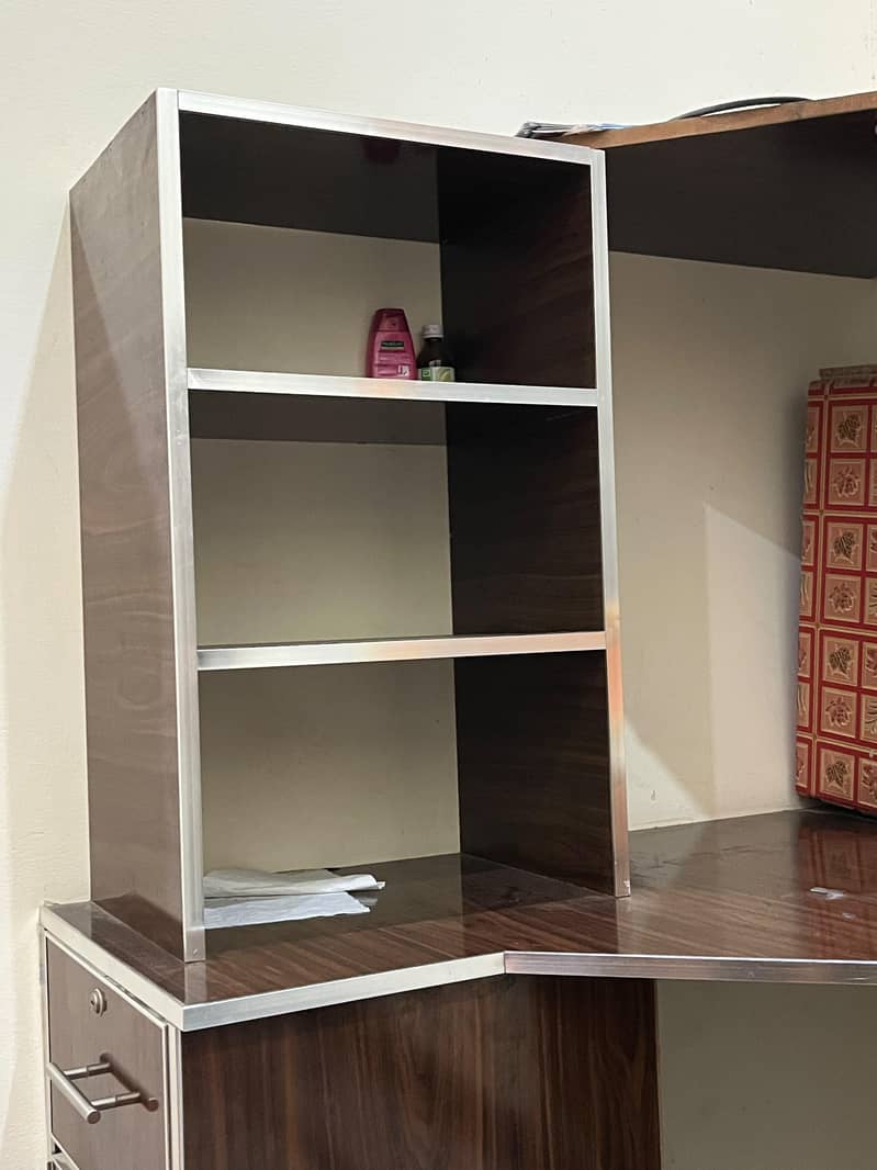 CORNER WITH STUDY TABLE 5