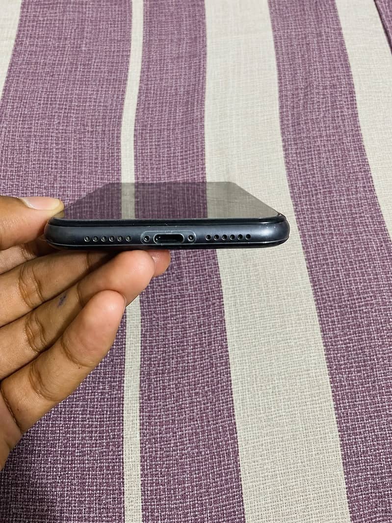 Apple iPhone 11 4