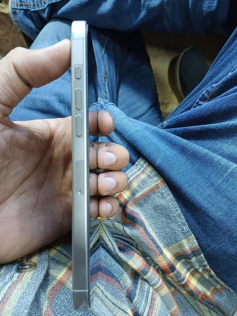 Apple iPhone 16 Pro Max 1