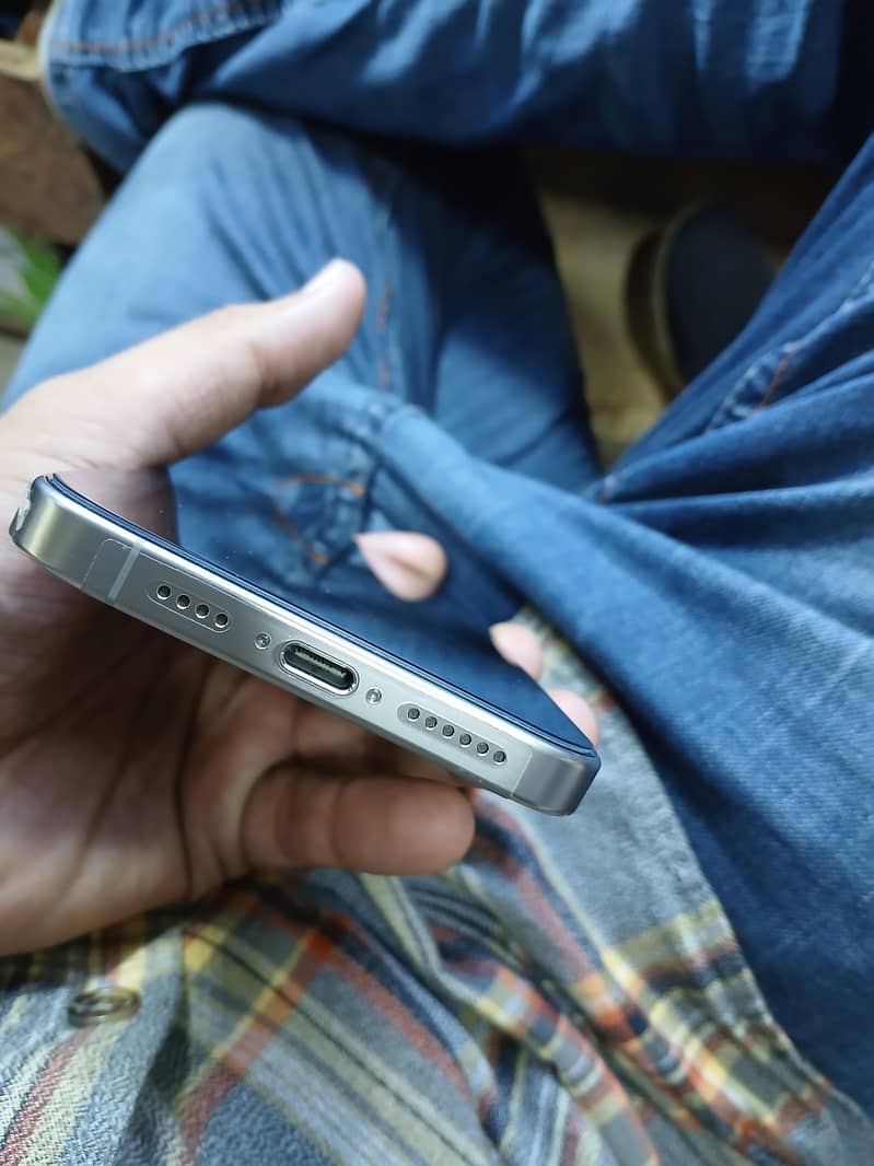 Apple iPhone 16 Pro Max 2