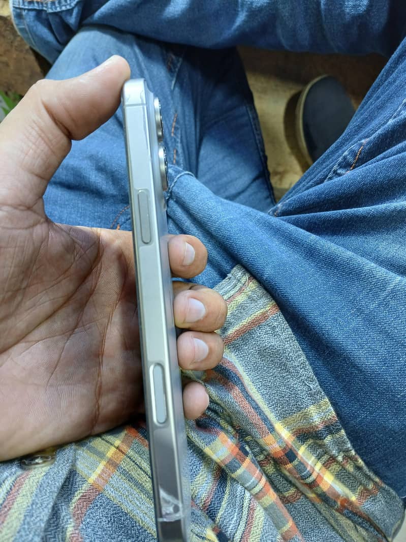 Apple iPhone 16 Pro Max 4