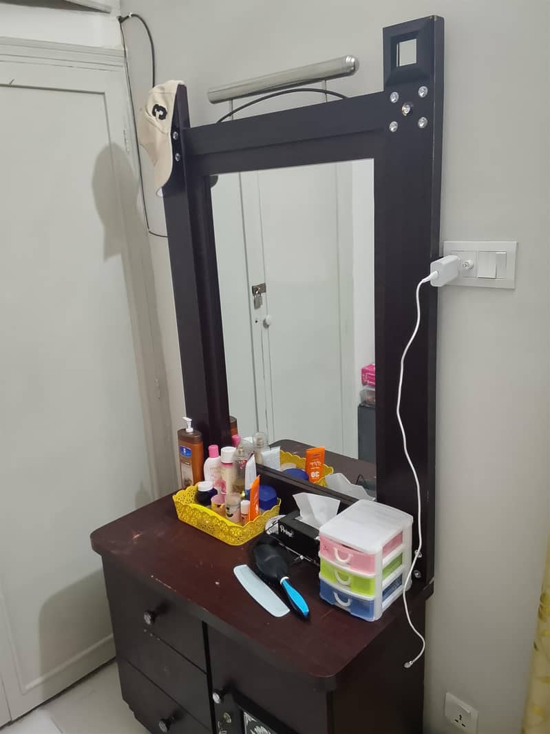Dressing Table Within Good Condition 2