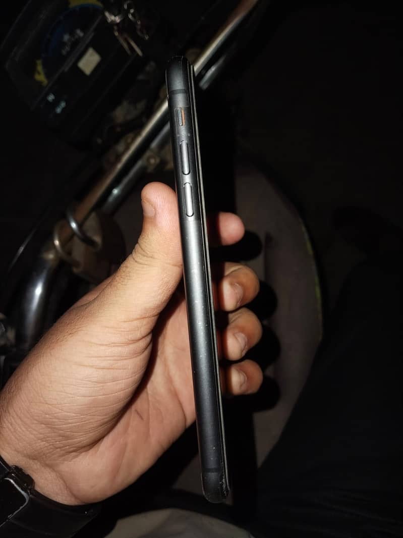 Apple iPhone 11 4