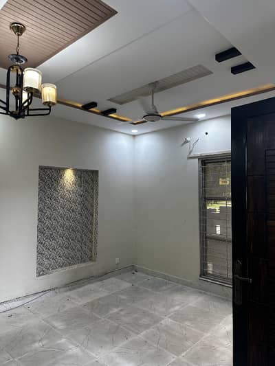 5 Marla Beautiful House for Rent | 4 Bedrooms | Prime Location |