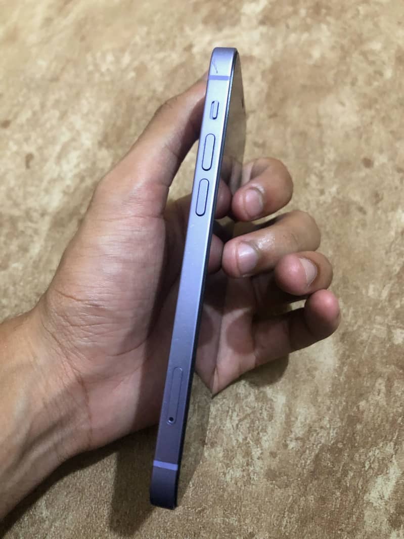 Apple iPhone 12 4