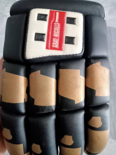 premium quality grey Nicolls gloves and comfortable grip