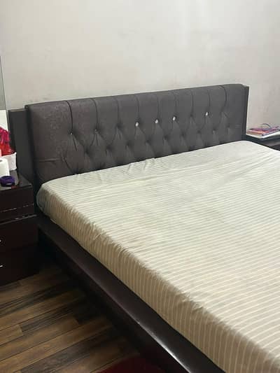 King size Bedroom Set - Bed + Dressing Table+ 2 Side Tables