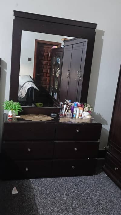 crockery cabinet, dressing table