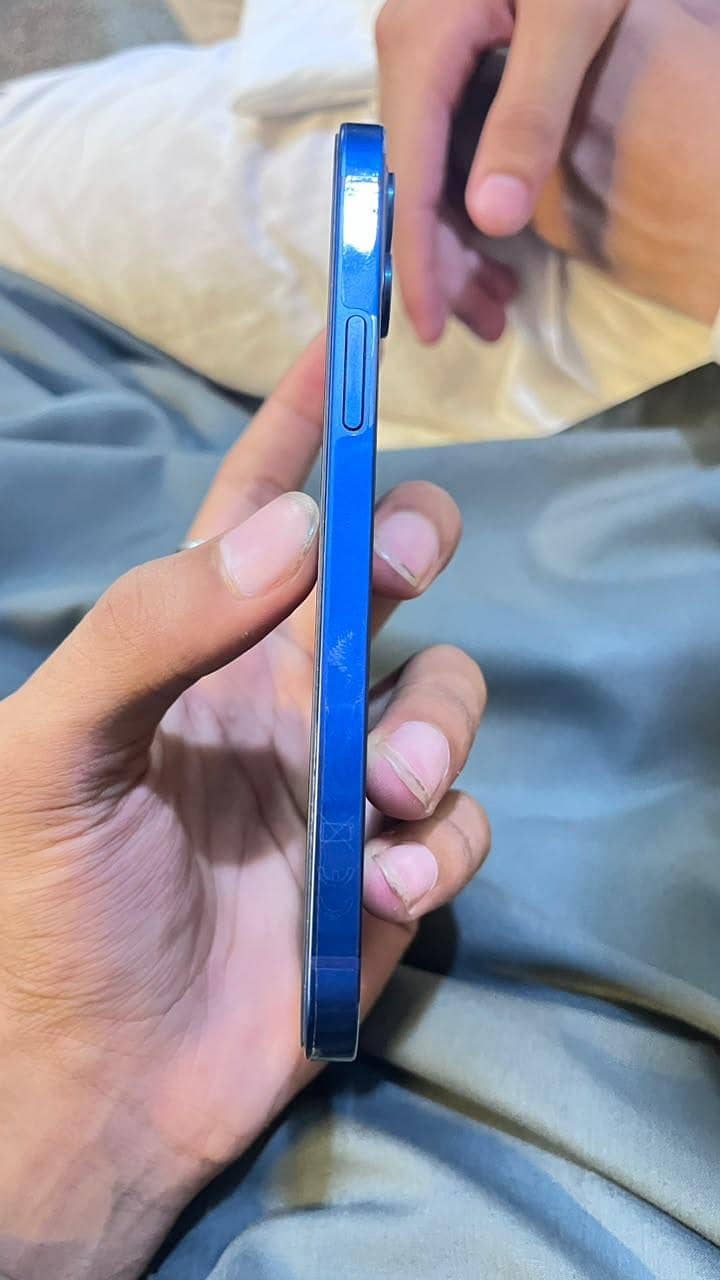 Apple iPhone 12 4