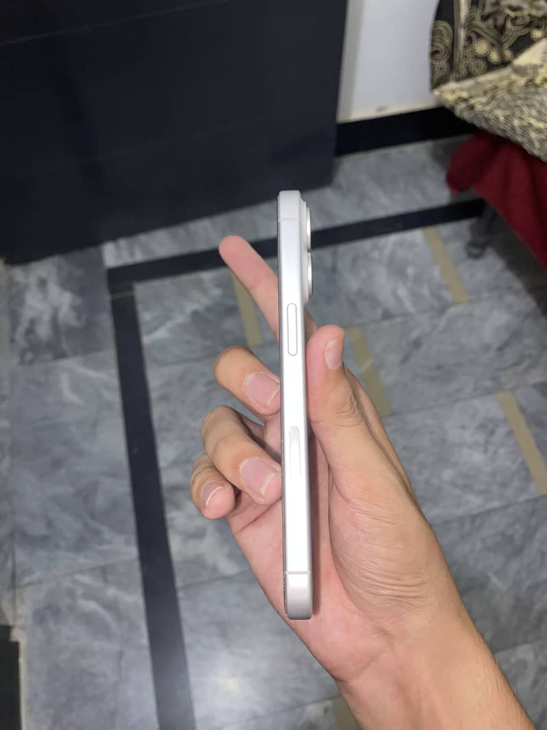 Apple iPhone 16 2