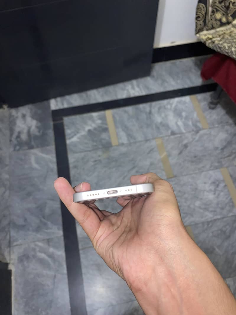 Apple iPhone 16 3
