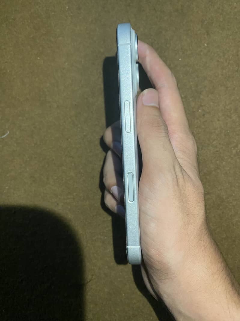 Apple iPhone 16 4