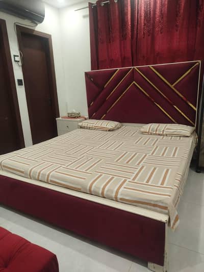 KING SIZE BED WITH (2)SIDE TABLE'S(1)DRESSING TABEL & SOFA SATI